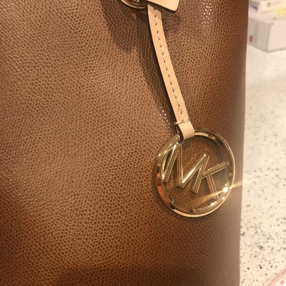 NWT Michael Kors Jet Set Tote - Picture 7 of 16